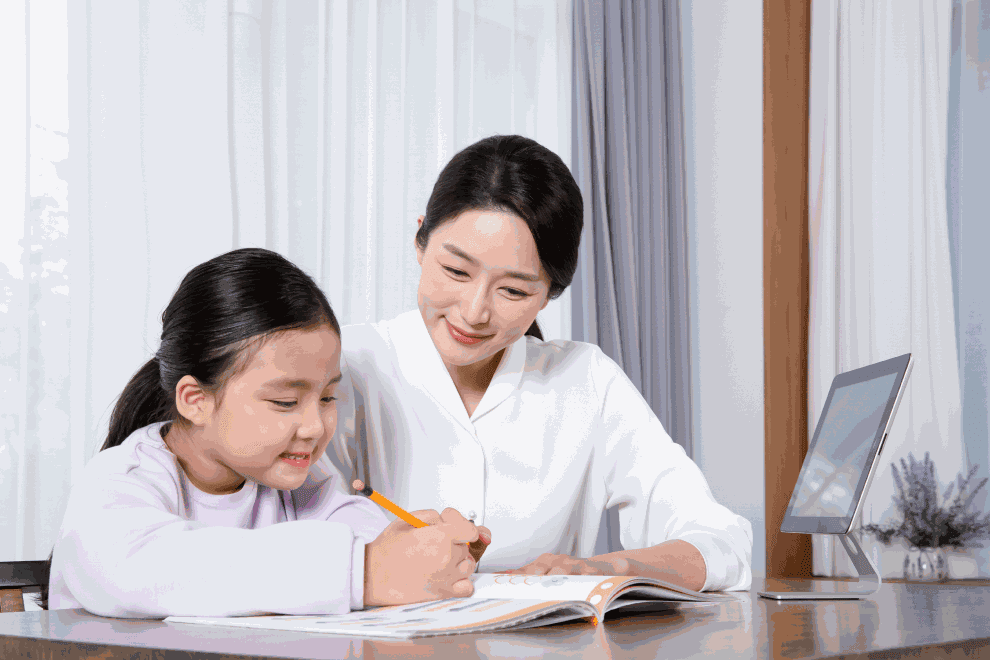 학습 중인 아이와 보호자